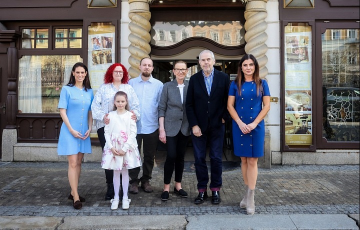 Marek Eben, tím nadácie Naše pľúca a rodina s Aničkou v Karlových Varoch pred hotelom Embassy, kde sa odovzdávanie uskutočnilo