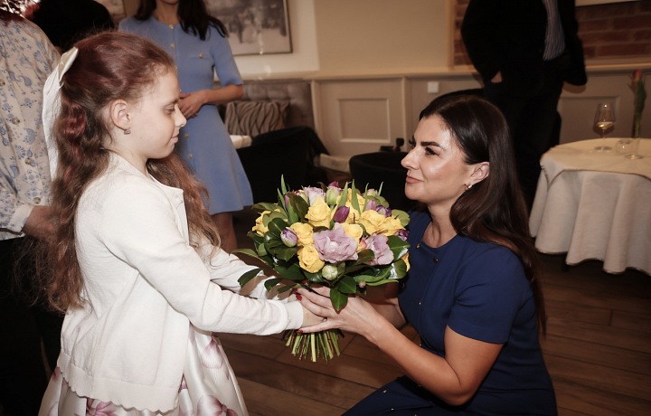 Elena Jakubovič dostala od Aničky kyticu
