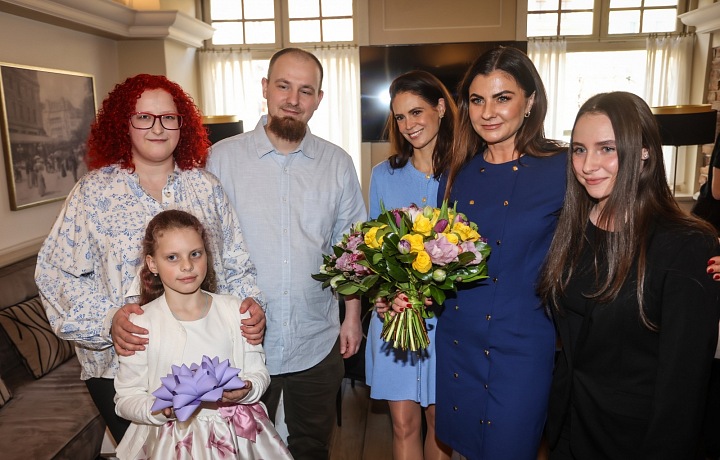 Celý tím nadácie Naše pľúca pod vedením Eleny Jakubovič pri slávnostnom odovzdávaní dýchacej vesty pre Aničku