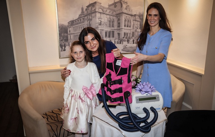 Zakladateľka nadácie Naše pľúca Elena Jakubovič, Barbora Rolcová a Anička