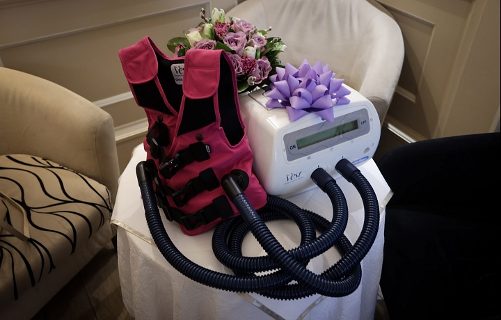 Dýchacia vesta Aničke pomôže s vykašliavaním a uľahčí jej každodenný život