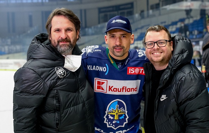 Doc. MUDr. Petr Fulín, Ph.D. s kolegou Vladislavem Bartákem a Tomášem Plekancem po postupovém utkání Rytířů Kladno do extraligy, duben 2021.