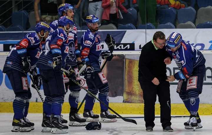 Ošetření zraněného Matyáše Filipa na ledové ploše za dohledu ostatních spoluhráčů při hokejovém utkání Rytířů Kladno, Chomutov, 2021