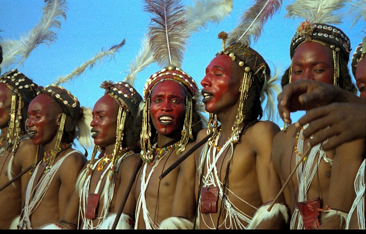 Súťažiaci z etnickej skupiny Wodaabe spievajú a tancujú na festivale Gerewol a zároveň predvádzajú belosť svojich očí a zubov.