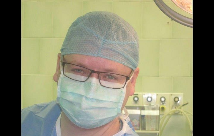 Doc. MUDr. Petr Fulín, Ph.D. na operačním sále před svou první operací, FN Motol, 2007.
