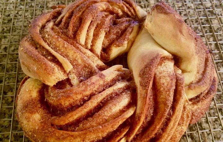 Na vianočnom stole Estóncov nesmie chýbať vianočné koláčiky posypané kakaom a škoricou - pipparkogid
