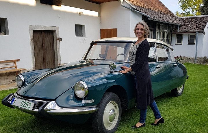 Martina Bedrnová s veteránem DS 19 z roku 1963 na chalupě v jižních Čechách.