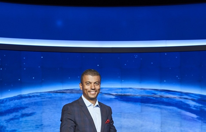 Rey Koranteng moderuje Televizní na TV Nova od srpna 1999.