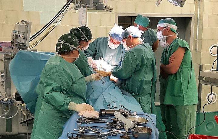 foto z operačního sálu, kde jako instruktor Doc. MUDr. Petr Fulín, Ph.D. operuje endoprotézu ramenního kloubu v rámci mezinárodního operačního kurzu, FN Motol, 2019.