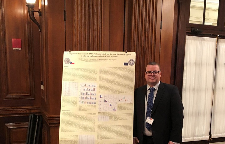Doc. MUDr. Petr Fulín, Ph.D. s vítězným posterem na téma životnosti kloubních náhrad na konferenci ve Philadephii, USA, 2019.