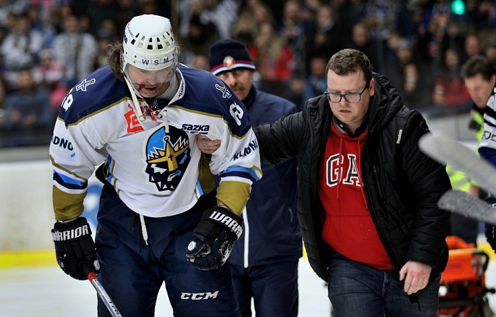 Doc. MUDr. Petr Fulín, Ph.D. se zraněným Jaromírem Jágrem při utkání Rytířů Kladno, Kladno, 2018.
