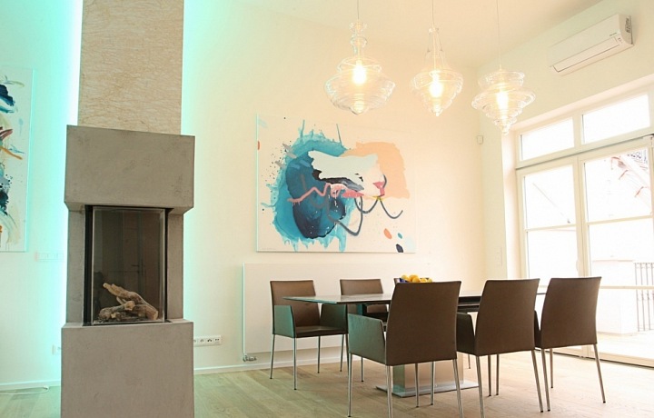 Jídelní kout se spoustou světla a moderním krbem