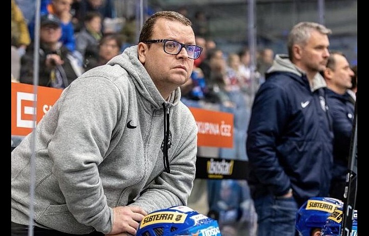 Doc. MUDr. Petr Fulín, Ph.D. na střídačce Kladna jako klubový lékař při zápase Rytířů Kladno. Dole zleva Jaromír Jágr, Ondřej Machala, nahoře vpravo hlavní trenér David Čermák, Chomutov, 2021.