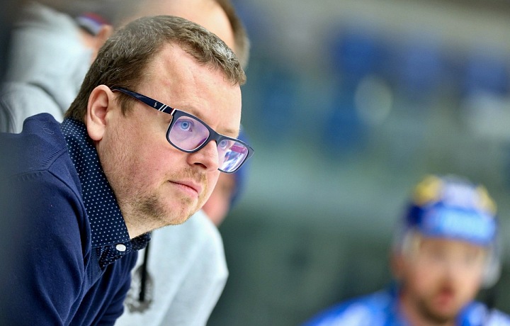 Doc. MUDr. Petr Fulín, Ph.D.  při rozbruslení před hokejovým utkáním Rytířů Kladno, Chomutov, 2021.