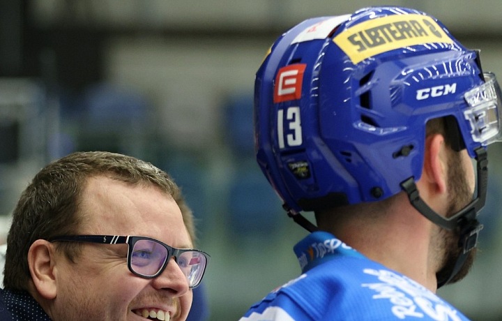 Doc. MUDr. Petr Fulín, Ph.D. při debatě s Ladislavem Zikmundem při rozbruslení před hokejovým utkáním Rytířů Kladno, Chomutov, 2021.