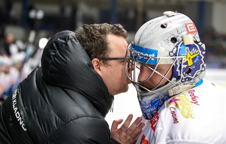 Debata s brankářem Rytířů Kladno Denisem Godlou při hokejovém utkání, Kladno 2020.
