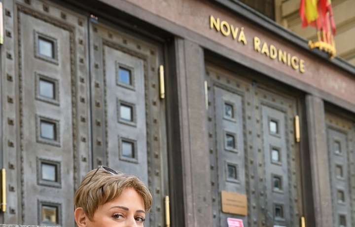 Adriana Krnáčová před pražským magistrátem.