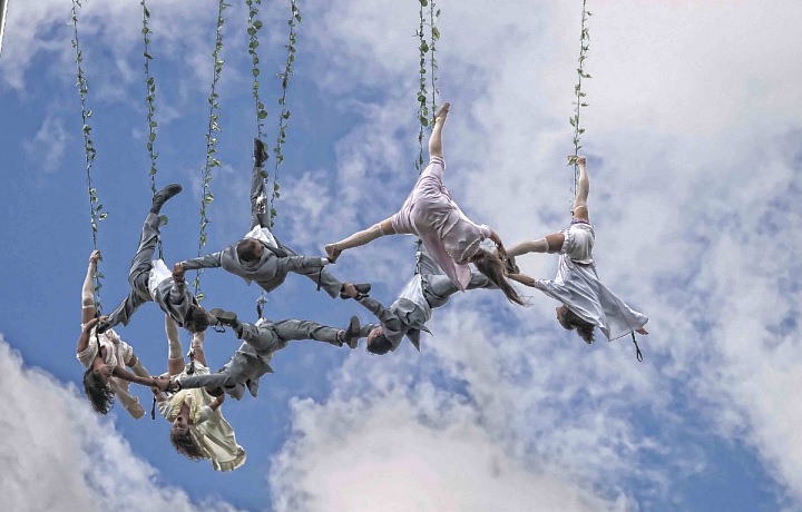 Při akrobaciích artistů se až tají dech. 