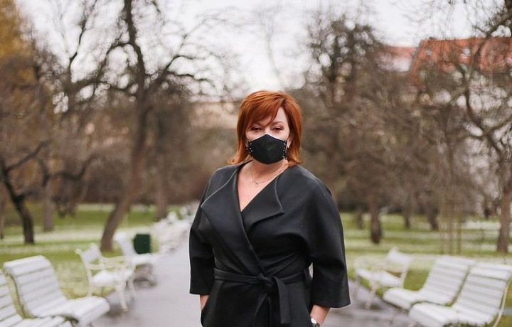 Alena Schillerová v parku.