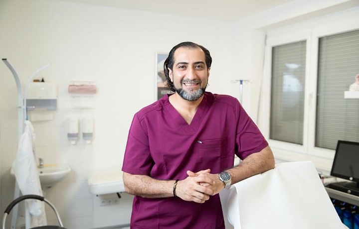 Ali v pracovním oděvu. 