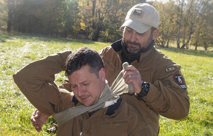 Amar při demonstraci první pomoci. 