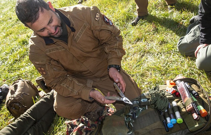 Amar ukazuje batoh plný věcí dobrých pro přežití. 