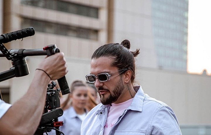 Zpěvák Amco během natáčení videoklipu.