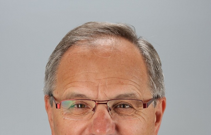 Antonín Pařízek v bílém plášti.