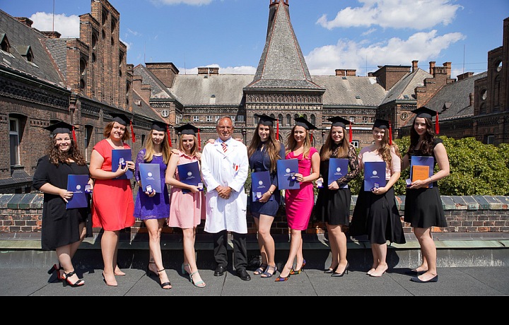 Antonín Pařízek se studentkami.