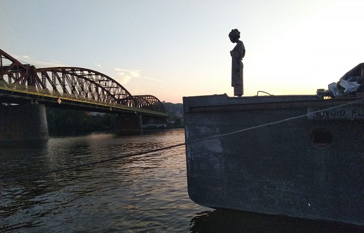 (A)Void Floating Gallery při západu slunce. 