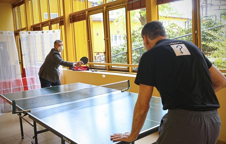 Andrej Babiš hraje ping pong
