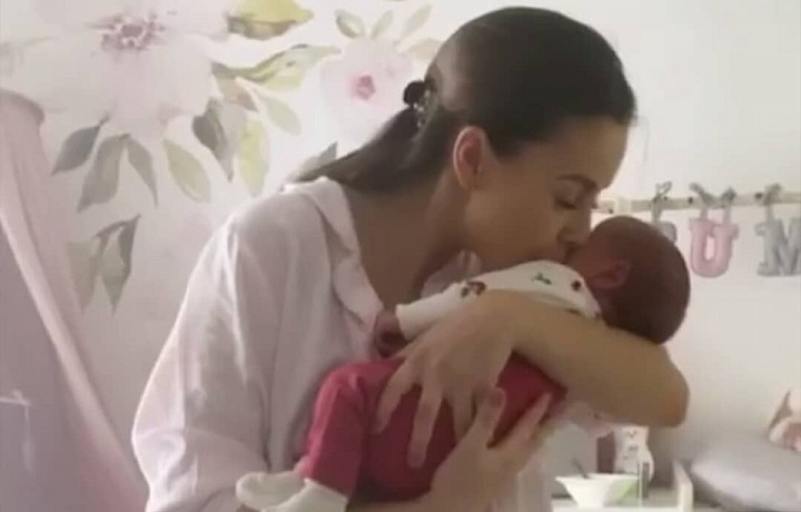 Doma na zápasníka čekají dvě krásné princezny.