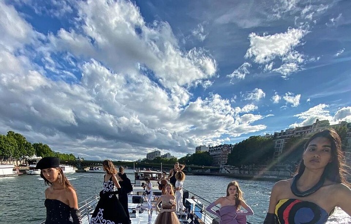 Modelky v šatech Balmain Haute Couture Fall 2020 na Seině