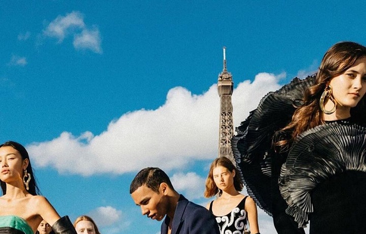 Modelky v šatech Balmain Haute Couture Fall 2020 na Seině