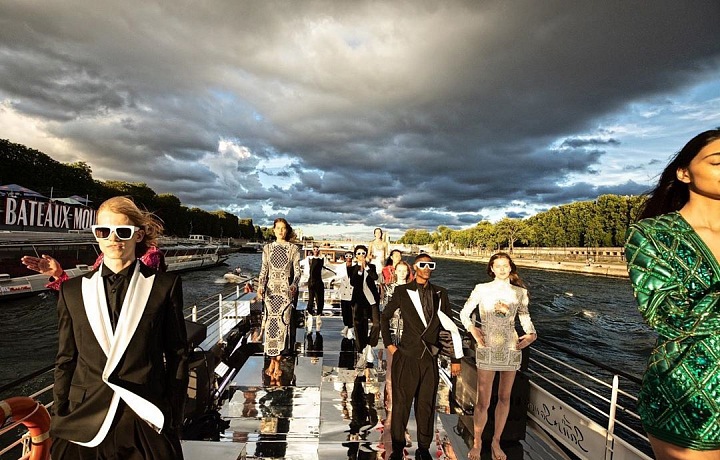 Modelky v šatech Balmain Haute Couture Fall 2020 na Seině