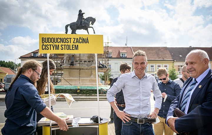 Ivan Bartoš během kampaně v terénu. 