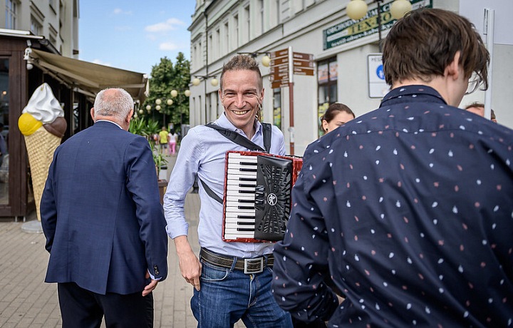 Bartoš s harmonikou. 