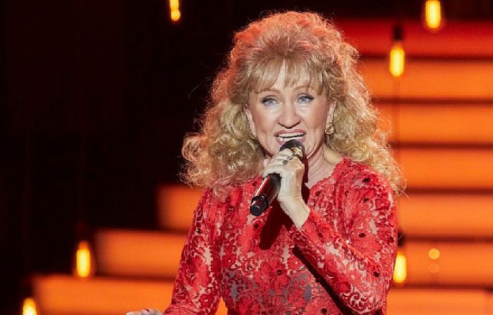 Basiková jako Eva Pilarová v show Tvoje tvář má známý hlas. 