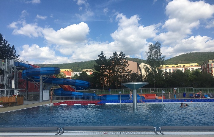 Bazény mají vany z nerezu. 