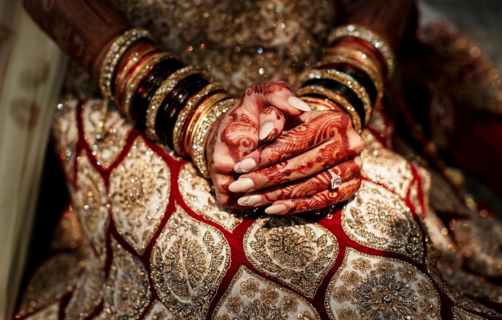 Večer prvého dňa svadby sa v dome nevesty koná obrad „natierania hennou“. 