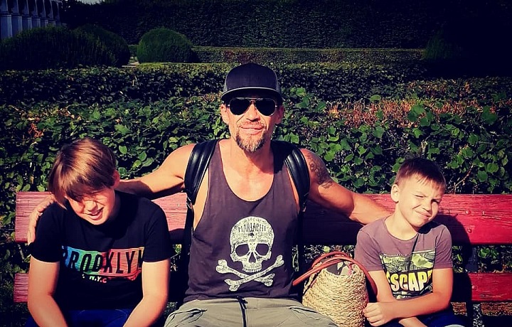 Se svými dvěma syny. 