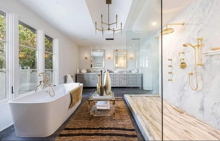 V kúpeľni nechýbajú zlaté prvky