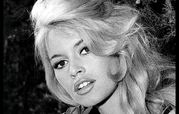 Brigitte Bardot na černobílém snímku