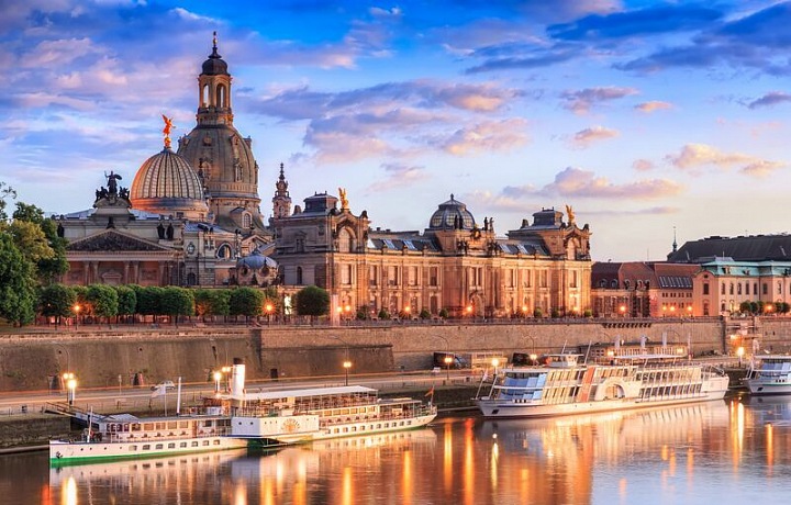 Pohled na drážďanský architektonický skvost Brühlsche Terrasse.