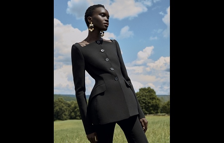 Žena v černém elegantním saku