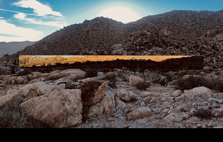 Dům v poušti v celé své kráse