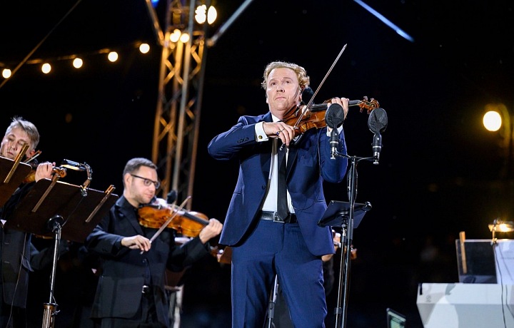 Daniel Hope hraje na housle