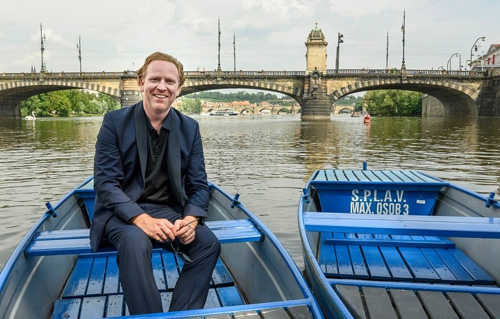 Hope se do Prahy vrací po sedmi letech. 