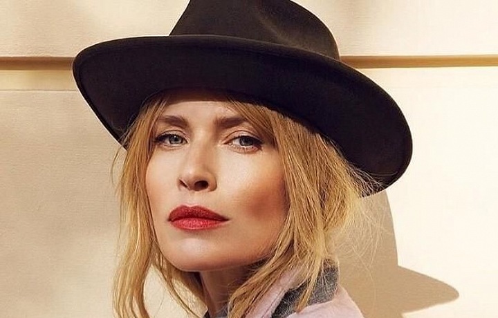 Daniela Peštová má na sobě fialový kabát a černý klobouk