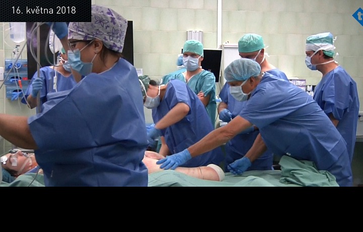 Lékaři u operace Daniela.